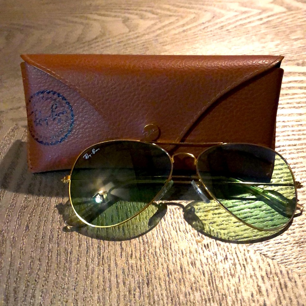 Golden Glow: Ray-Ban Aviator Shades in Stunning Green and Gold!